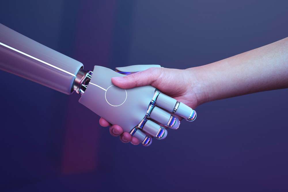 Seo optimizacija web stranice, na slici je ruka robota i ruka čovijeka koje se rukuju.